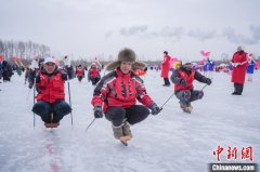 黑龙江冰爬犁大赛开幕 5000多人冰面上“赛爬犁”